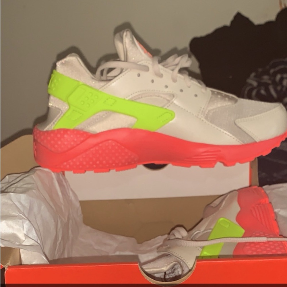 Size 11 in women’s Nike Huaraches shoes